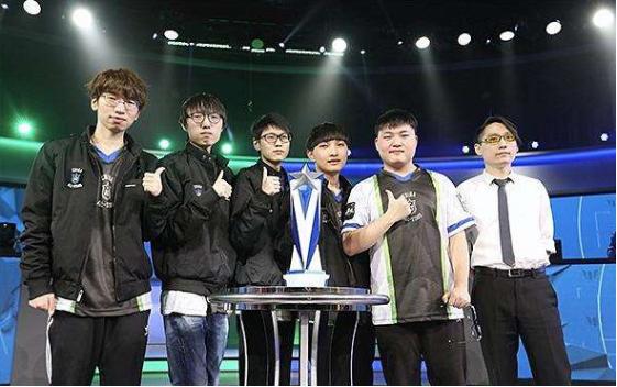 无不显示出 无不显示出